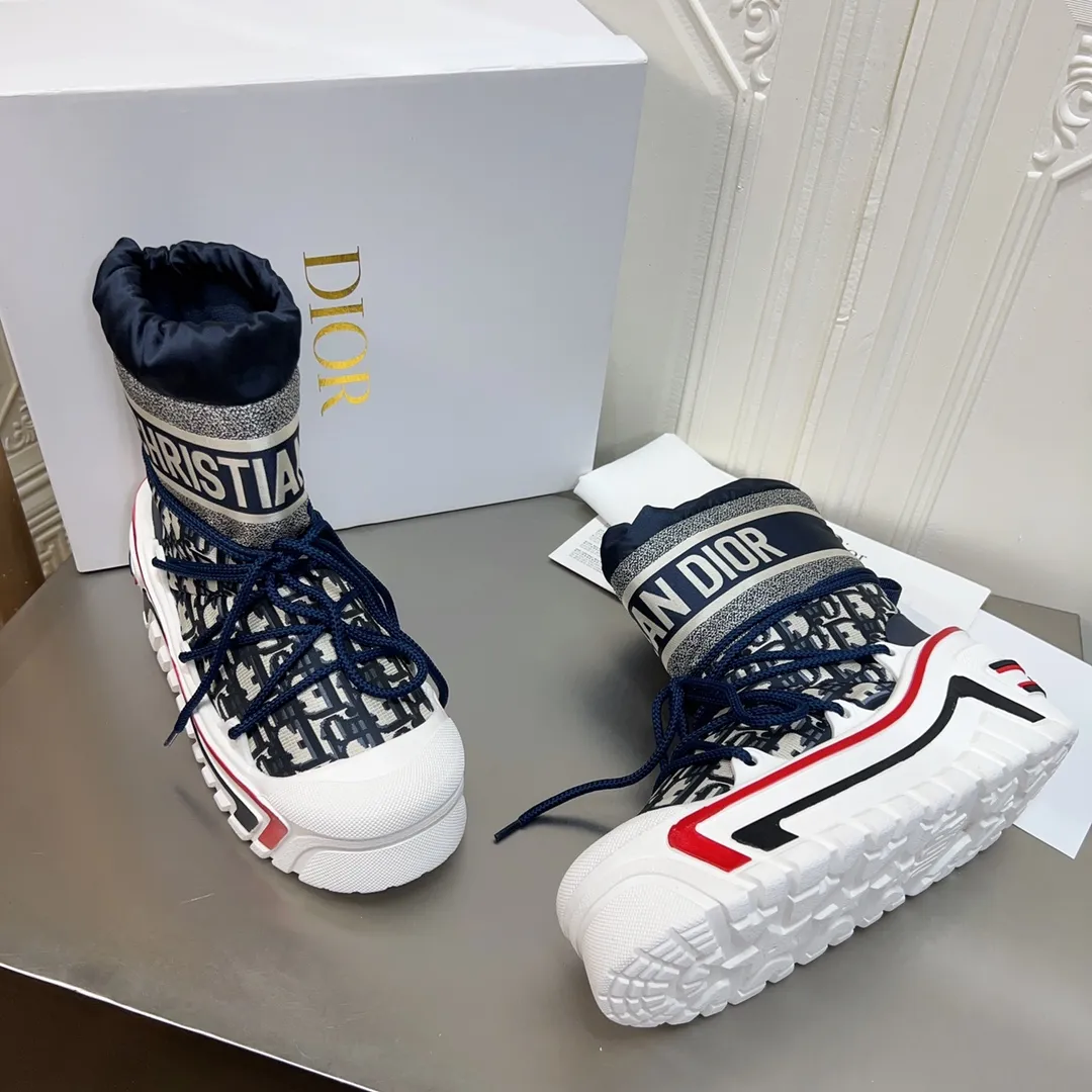 Men's shoes p600! The highest version on the market, Dior Dior's king style snow boots, ski boots, fat and cute, so cute →_→ from the DiorAlps limited series, unique. Shiny nylon Oblique print upper with criss-cross straps for an ideal fit. The technical fabric of the boot shaft, short-cut version, can be worn in the city or in the mountains. It makes the calf slimmer and taller, warm and concave. The boot shaft and sole are made of original waterproof padded lining. The embroidered fabric is original star ⭐ rubber non-slip thick sole and multi-module combination outsole. The size is 35-40. 41Customized
